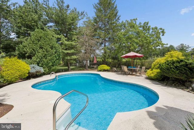 30 LARKSPUR DR, Dayton, NJ 08810
