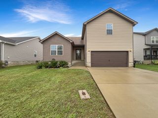 1128 Eagles View Dr, Clarksville, TN 37040
