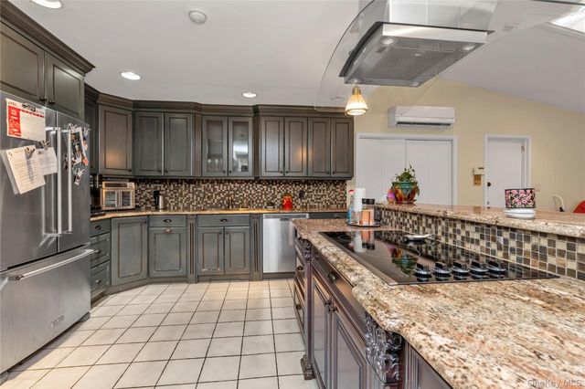 76 Parkview Drive, Searingtown, NY 11507