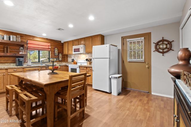 3004 Pinewood Drive, Overgaard, AZ 85933