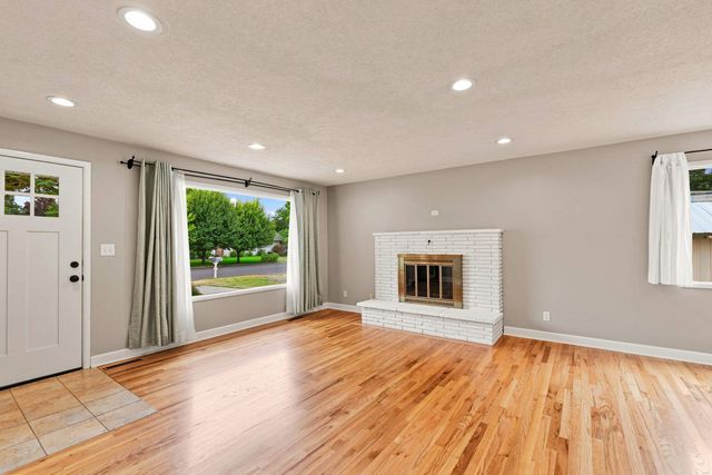 609 W Barnes Rd, Spokane, WA 99218