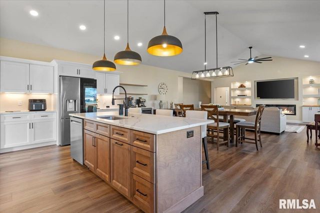 55 Firefly Court, Chatham, IL 62629