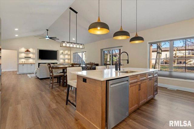 55 Firefly Court, Chatham, IL 62629