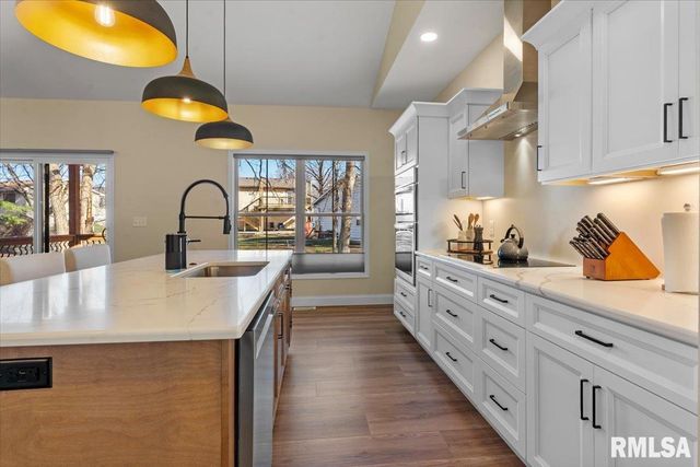 55 Firefly Court, Chatham, IL 62629