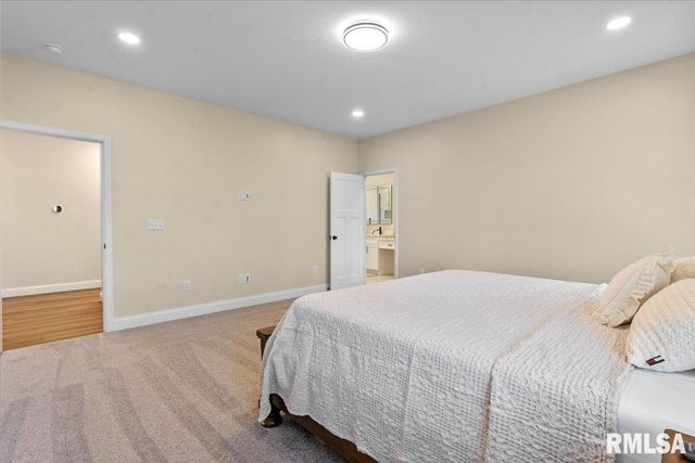 55 Firefly Court, Chatham, IL 62629