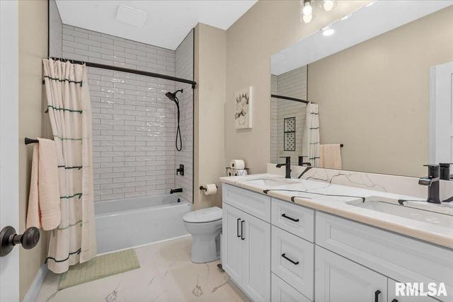 55 Firefly Court, Chatham, IL 62629