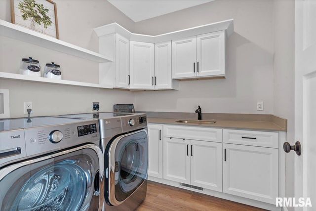 55 Firefly Court, Chatham, IL 62629