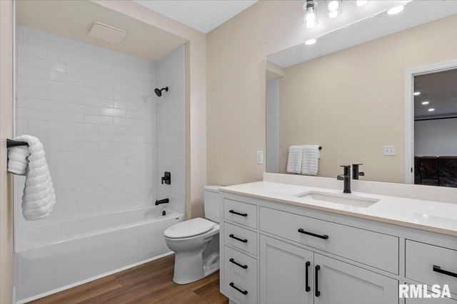 55 Firefly Court, Chatham, IL 62629