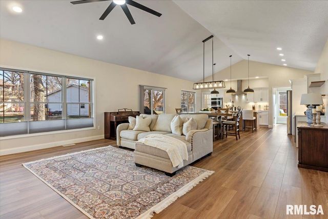 55 Firefly Court, Chatham, IL 62629