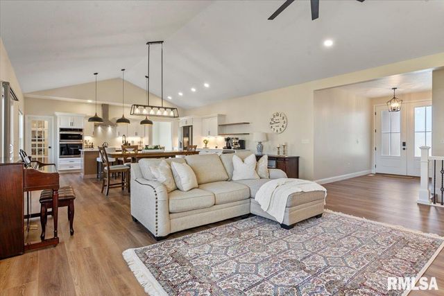 55 Firefly Court, Chatham, IL 62629