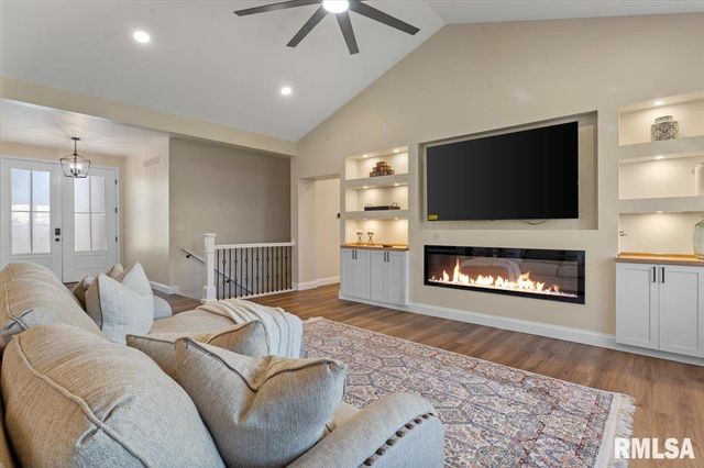 55 Firefly Court, Chatham, IL 62629