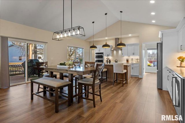 55 Firefly Court, Chatham, IL 62629