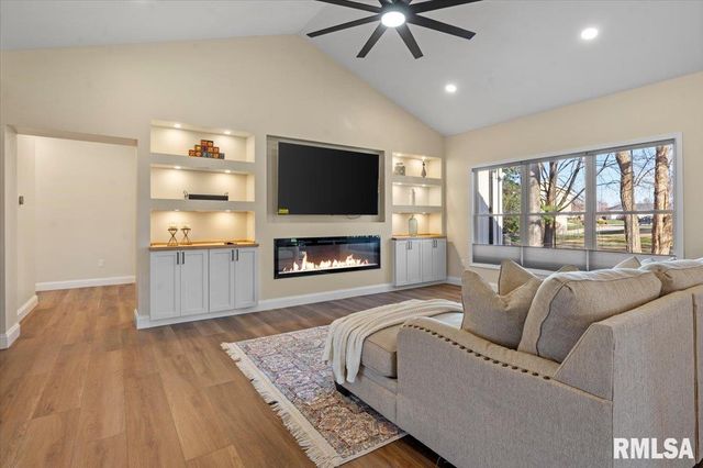 55 Firefly Court, Chatham, IL 62629