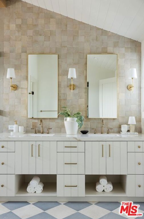 Image 21 of property listing at 8363 Stewart Avenue, Los Angeles, CA 90045