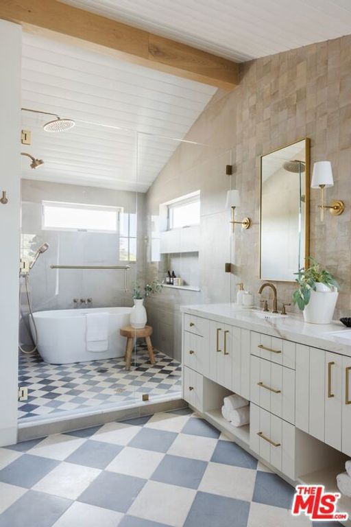 Image 22 of property listing at 8363 Stewart Avenue, Los Angeles, CA 90045