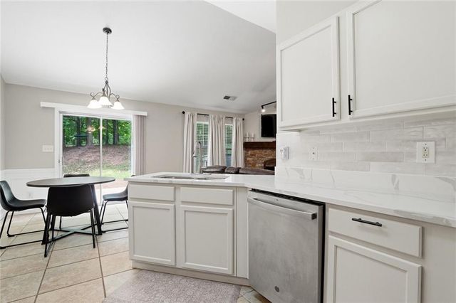 5480 Amber Cove Way, Flowery Branch, GA 30542