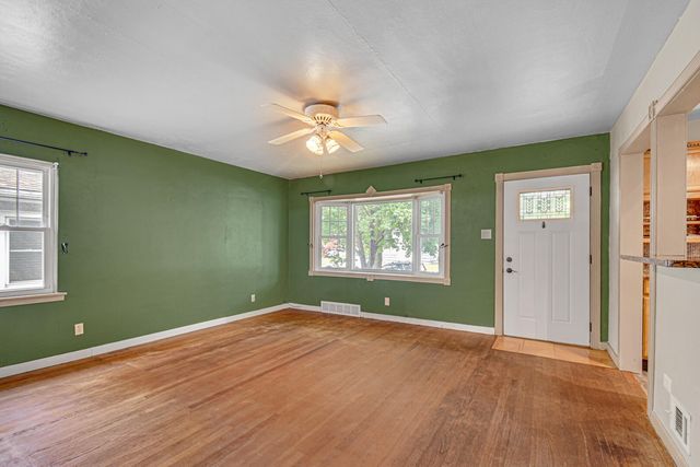 6929 S Mccook Avenue, Hammond, IN 46323