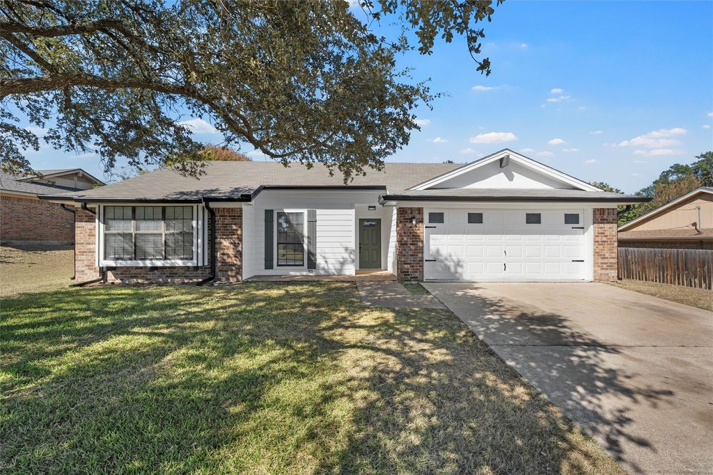 612 Angel Fire Drive, Hewitt, TX 76643