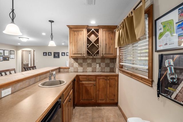 1748 S Cascade Pt, Andover, KS 67002