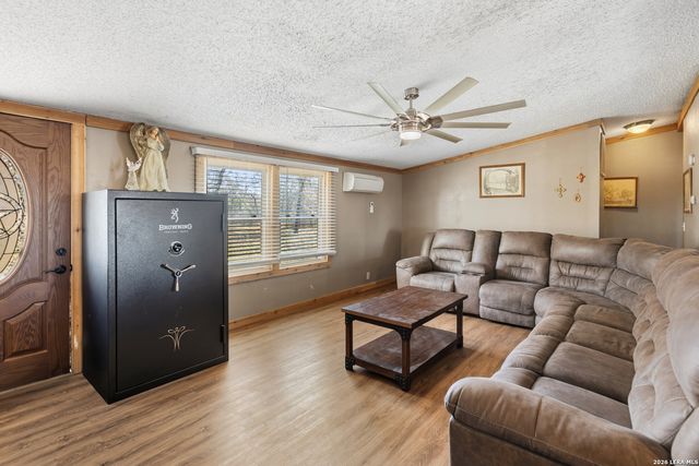 470 Lyon, Seguin, TX 78155