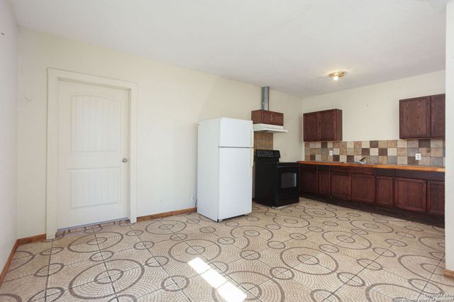 620 County Road 6846, Lytle, TX 78052