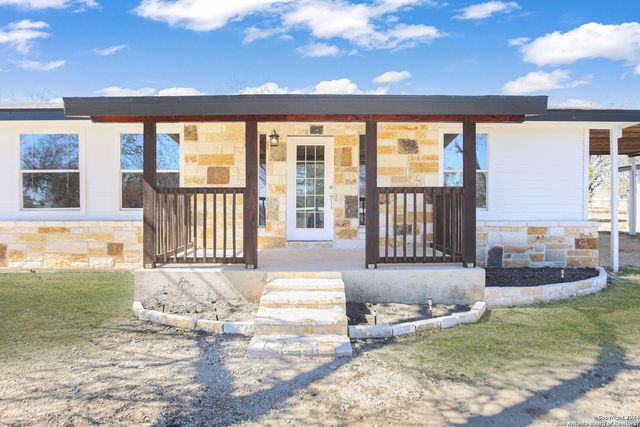 620 County Road 6846, Lytle, TX 78052
