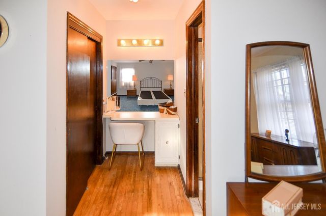 27 Henley Street, Woodbridge Proper, NJ 07095