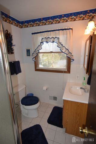 27 Henley Street, Woodbridge Proper, NJ 07095