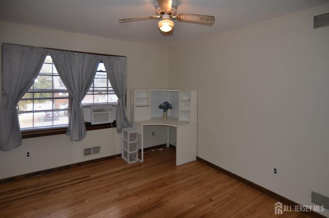 27 Henley Street, Woodbridge Proper, NJ 07095