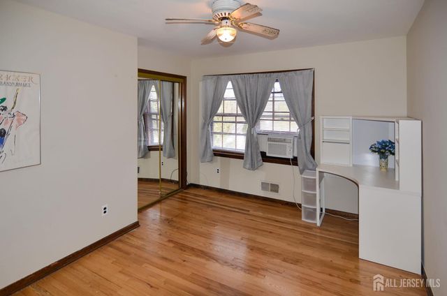 27 Henley Street, Woodbridge Proper, NJ 07095