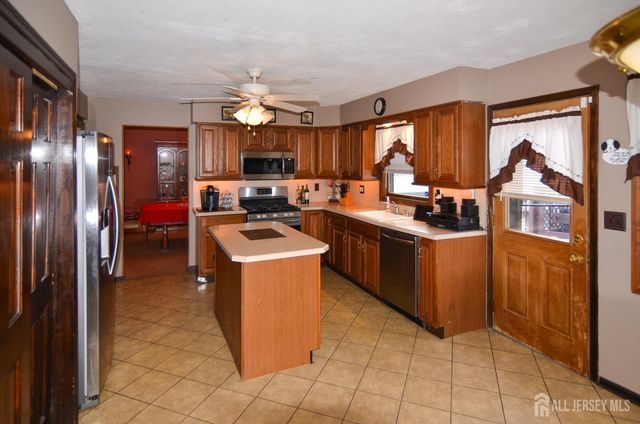 27 Henley Street, Woodbridge Proper, NJ 07095
