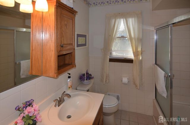 27 Henley Street, Woodbridge Proper, NJ 07095
