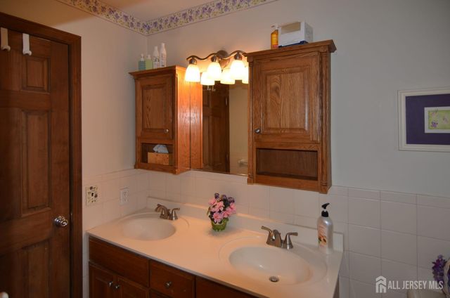 27 Henley Street, Woodbridge Proper, NJ 07095