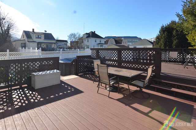 27 Henley Street, Woodbridge Proper, NJ 07095