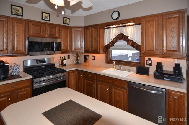 27 Henley Street, Woodbridge Proper, NJ 07095