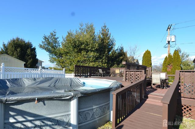 27 Henley Street, Woodbridge Proper, NJ 07095