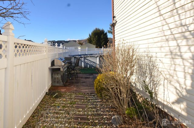 27 Henley Street, Woodbridge Proper, NJ 07095