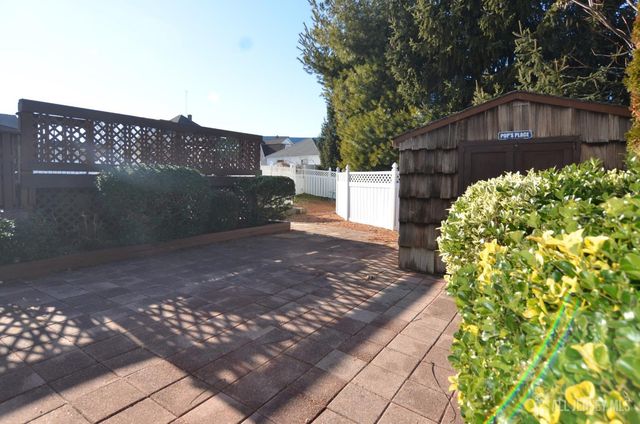27 Henley Street, Woodbridge Proper, NJ 07095