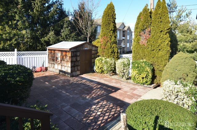 27 Henley Street, Woodbridge Proper, NJ 07095