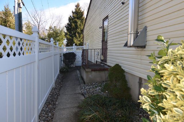 27 Henley Street, Woodbridge Proper, NJ 07095