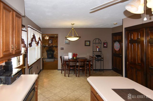 27 Henley Street, Woodbridge Proper, NJ 07095