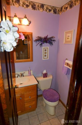 27 Henley Street, Woodbridge Proper, NJ 07095