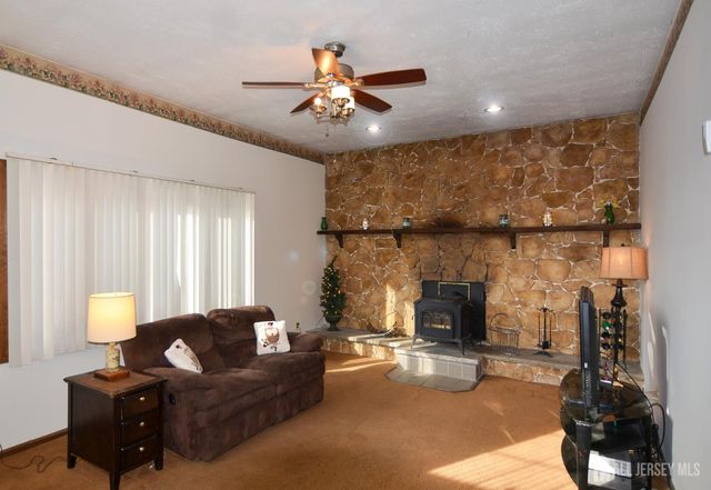 27 Henley Street, Woodbridge Proper, NJ 07095