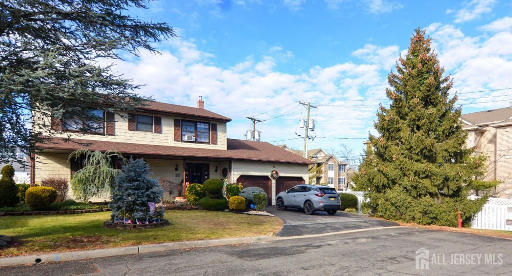 27 Henley Street, Woodbridge Proper, NJ 07095