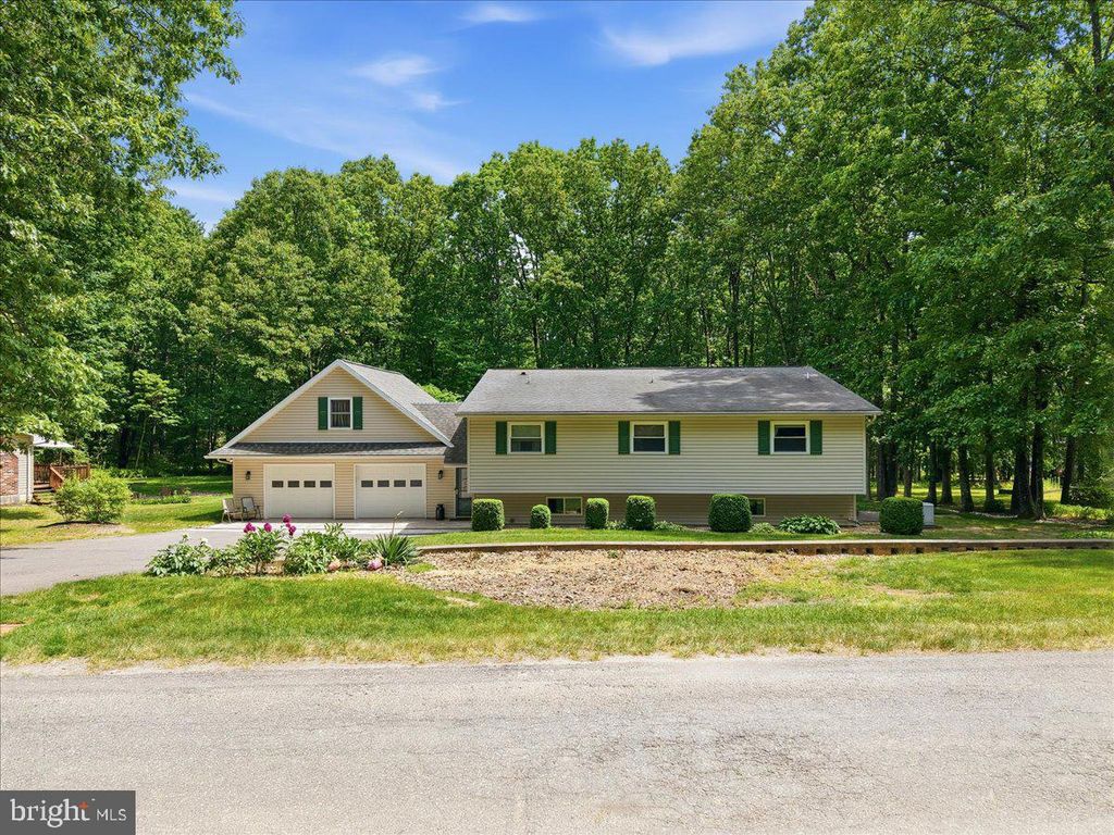 209 E MANOR LN, Lehighton, PA 18235