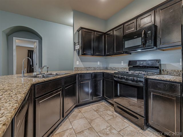 10013 E 107th Street North, Owasso, OK 74055