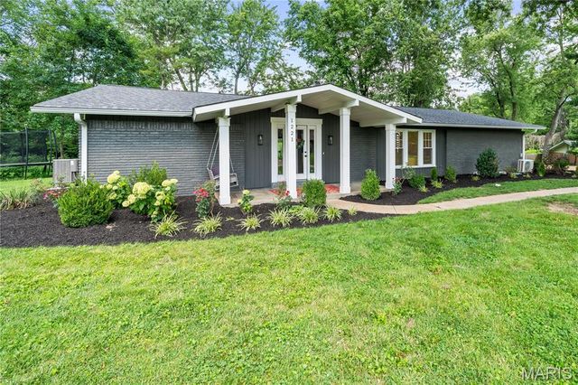 1221 Warson Pines Drive, St Louis, MO 63132