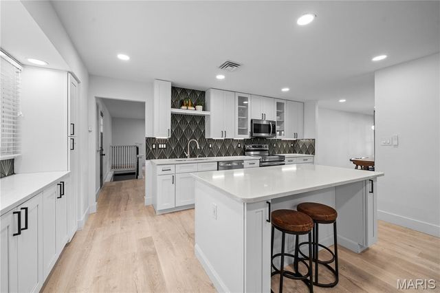 1221 Warson Pines Drive, St Louis, MO 63132