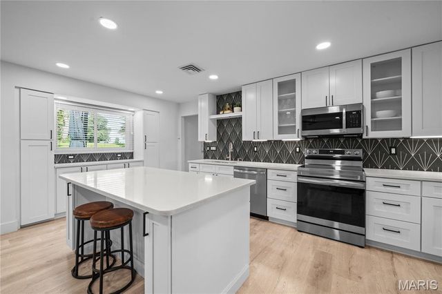 1221 Warson Pines Drive, St Louis, MO 63132
