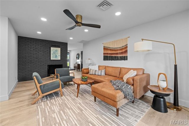 1221 Warson Pines Drive, St Louis, MO 63132